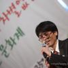-4월 27일 저녁 서울 대한문 앞에서 열린 ‘성소수자 혐오와 차별 없는 세상을 위한 문화제’에서 윤 가브리엘 HIV/AIDS인권연대 나누리+ 대표가 발언을 하고 있다. 
