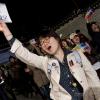 -4월 27일 저녁 서울 대한문 앞에서 열린 ‘성소수자 혐오와 차별 없는 세상을 위한 문화제’에서 참가자들이 공연을 보고 있다.