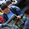 -123주년 세계노동절 기념대회에서 한 노동자가 <레프트21> 신문을 읽고 있다.