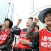 -5월 8일 오후 서울 보신각 앞에서 열린 ‘2013년 최저임금투쟁 선포 민주노총 결의대회’에서 참가자들이 구호를 외치고 있다.
