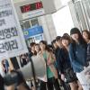 -5월 11일 오전 서울역에서 진행된 철도 사영화(민영화) 저지 홍보전을 지나가는 사람들이 유심히 바라보고 있다. 