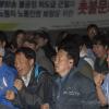 -5월 15일 저녁 서울 덕수궁 대한문 앞에서 ‘2013임단투 승리와 케이블방송노동자 노동인권 보장을 위한 씨앤앰,케비, 케비T 합동 촛불문화제’에서 케이블노동자들이 구호를 외치고 있다.