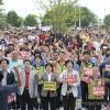 -5월 31일 ‘진주의료원 지키기 보건의료노조 결의대회’ 에서 전국에서 모인 보건의료노조 조합원과 활동가들이 홍준표의 폐업 발표를 규탄하고 있다.