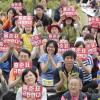-5월 31일 ‘진주의료원 지키기 보건의료노조 결의대회’ 에서 농성 중인 진주의료원 노동자들이 함께 구호를 외치고 있다. 