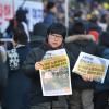-11일 오후 서울 광화문광장에서 <노동자 연대> 독자들이 신문을 판매하고 있다. 