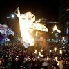 -11일 오후 15차 범국민행동에 참가한 75만이 헌법재판소 앞에서 ‘박근혜 즉각 퇴진, 헌재 신속 탄핵’이라고 적힌 소원지를 태우고 있다. 
