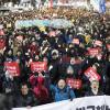 -18일 오후 서울 광화문광장에서 열린 ‘16차 범국민행동의 날’에 참가한 80만 명의 사람들이  청운동 방향으로 가두행진을 하고 있다.