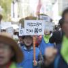 -22일 오후 서울 종로 보신각에 모인 청소 노동자들이 ‘청소 노동자 행진’을 열고 목적지인 광화문광장까지 가두행진을 하고 있다. 