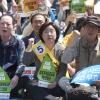 -심상정 정의당 후보가 1일 오후 서울 대학로에서 열린 ‘2017 세계노동절대회’에 참가해 민주노총 조합원들과 함께 구호를 외치고 있다. 