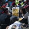 -‘2017 세계노동절대회’가 열린 1일 오후 서울 대학로에서 <노동자 연대> 독자들이 신문을 판매하고 있다. 