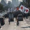 -1일 오후 서울 대학로에서 열린 ‘2017 세계노동절대회’를 마친 민주노총 노동자들이 가두행진을 하고 있다. 