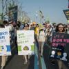 -1일 오후 서울 대학로에서 열린 ‘2017 세계노동절대회’를 마친 차별금지법제정연대가 가두행진을 하며 차별금지법제정 등을 촉구하고 있다. 