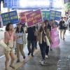 -거리 홍보전을 마친 노동자연대 학생그룹이 “낙태죄 폐지!, 낙태 합법화!”를 외치며 행진을 하고 있다