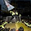 -서울 정부청사 앞에서 트럭에 올라 전쟁반대 시위를 하던 ‘평화와 통일을 여는 사람들’ 소속 활동가를 경찰이 강제로 끌어내려 연행하고 있다