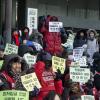 -공공운수노조 서경지부 청소·경비노동자들이 1월 11일 오후 서울 세종로 일자리위원회 앞에서 임금인상 무력화 시도와 인원감축에 반대하는 결의대회를 하고 있다. 