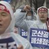 -한국지엠 노동자들이 2월 28일 오후 서울 광화문 정부서울청사 앞에서 ‘군산공장 폐쇄 철회, 구조조정 저지, 한국지엠 30만 일자리 지키기 금속노조 결의대회’를 열고 있다. 
