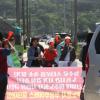 - ‘이주노동자 투쟁 투어버스’  참가자들이  이주노동자들에게 큰 고통을 주고 있는 사업장 앞에서 구호를 외치며 사업장을 규탄하고 있다.   