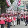 -‘전국노동자대회’를 마친 노동자들이 광화문광장을 출발해 청와대 앞까지 행진을 하고 있다.