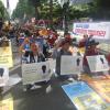 -발전소 비정규직 노동자들이 9월 2일 오후 청와대 사랑채 앞에서 ‘발전소 비정규직 직접고용 촉구 결의대회’를 열고 있다.