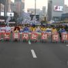 -대회를 마친 마트산업노동조합 노동자들이 청와대를 향해 행진을 하고 있다.