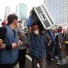 -택배 노동자들이 경찰의 방해를 뚫고 집회 물품을 집회장으로 반입하고 있다.