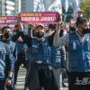 -10·20 민주노총 파업 서울대회에 참가한 택배 노동자들이 사회적 합의를 파기한 CJ대한통운을 규탄하고 있다.
