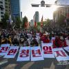 -10·20 민주노총 파업 서울대회에 참가한 노동자들이 서대문역 사거리에 모여 집회를 열고 있다. 