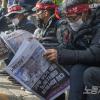 -전국노동자대회 기념으로 특별 무상 반포된 <노동자 연대> 신문을 유심히 읽고 있는 노동자들