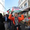 -3월 9일 오후 팔레스타인 연대 25차 집회·행진이 열리기 전 사전 행진으로 이태원 이슬람 사원 앞에서 집회 참가자들이 모여 본 집회가 열리는 서울 이태원역 3번 출구 인근까지 행진을 하고 있다.